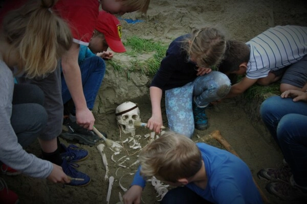 Młody archeolog